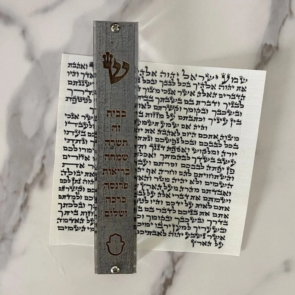 בית מזוזה מאקריל בגוון אפור שיש - דגם כפיר
