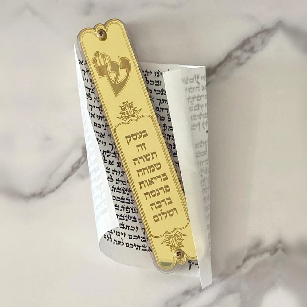 בית מזוזה מאקריל בצורה ייחודיות עם ברכת העסק בגוון זהב - דגם משה