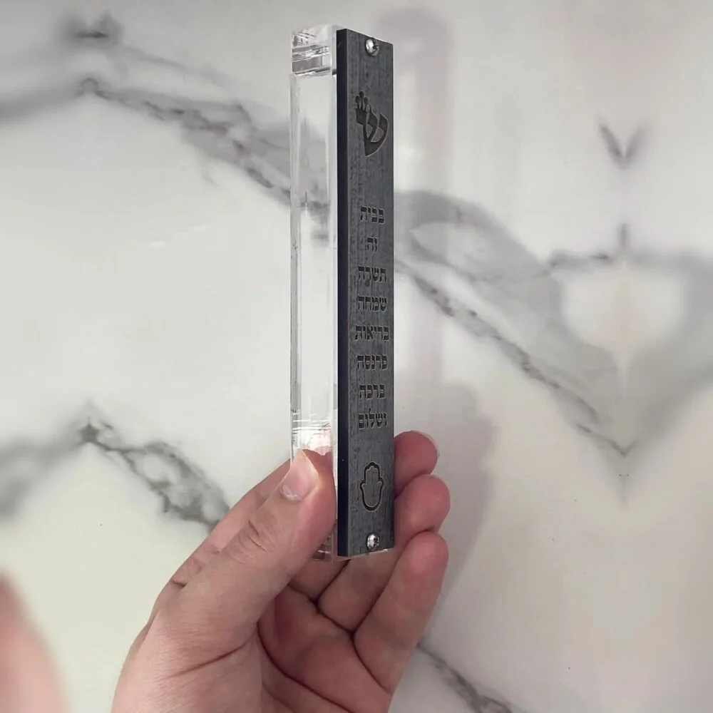 בית מזוזה מאקריל בגוון אפור שיש - דגם כפיר